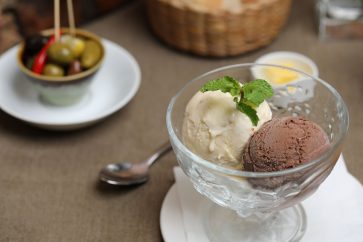 Ice cream chocolate, vanilla, strawberry or coconut $2 per scoop
